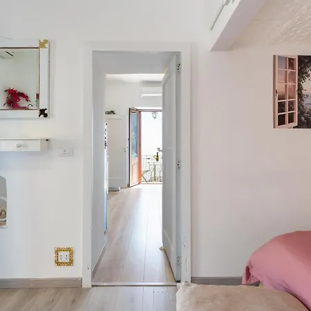 Guesthost - Vida - Panoramic View Apartament *